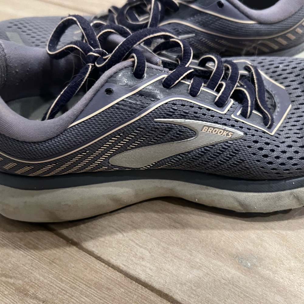 Brooks tennis shoes.
